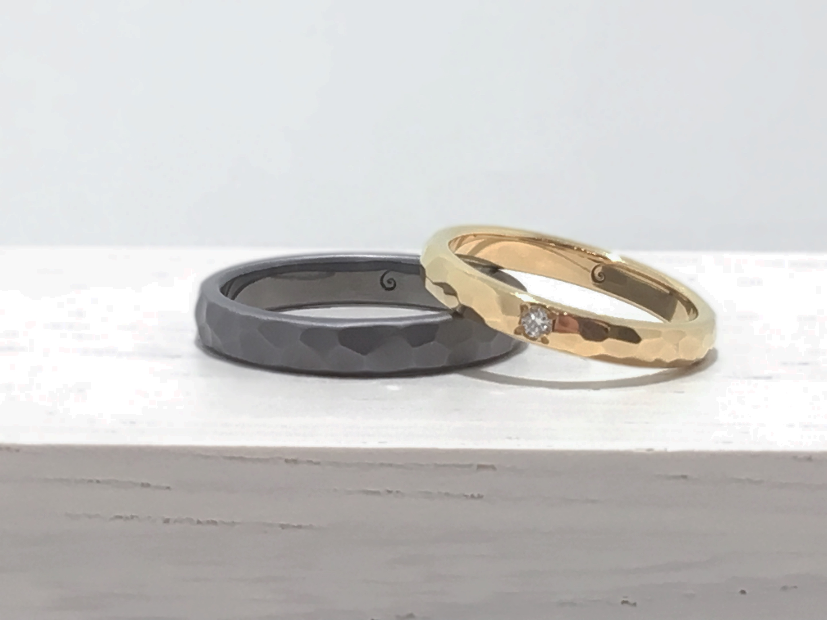 タンタルの黒い結婚指輪とイエローゴールドの結婚指輪のペア